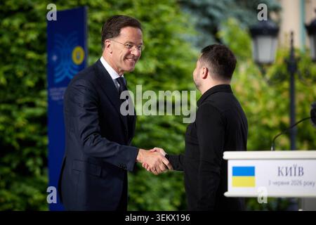 Zelenskyy rencontre le chef de l'OTAN à Kiev pour discuter de la défense aérienne le président ukrainien Volodymyr Zelenskyy rencontre le secrétaire général de l'OTAN Mark Rutte à Kiev, en Ukraine, le 3 juin 2026. Au cours de la réunion, les deux parties ont discuté de la situation actuelle et ont décrit les priorités et les domaines de coopération clés pour renforcer le système de défense aérienne ukrainien et améliorer la protection contre les frappes et attaques aériennes croissantes. Photo du PRÉSIDENT DE L'UKRAINE apaimages Kiev Kiev Ukraine 030626 Ukraine UPO 008 Copyright : xapaimagesxPRESIDENTxOFxUKRAINExxapaimagesx Banque D'Images