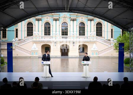 Zelenskyy rencontre le chef de l'OTAN à Kiev pour discuter de la défense aérienne le président ukrainien Volodymyr Zelenskyy rencontre le secrétaire général de l'OTAN Mark Rutte à Kiev, en Ukraine, le 3 juin 2026. Au cours de la réunion, les deux parties ont discuté de la situation actuelle et ont décrit les priorités et les domaines de coopération clés pour renforcer le système de défense aérienne ukrainien et améliorer la protection contre les frappes et attaques aériennes croissantes. Photo du PRÉSIDENT DE L'UKRAINE apaimages Kiev Kiev Ukraine 030626 Ukraine UPO 009 Copyright : xapaimagesxPRESIDENTxOFxUKRAINExxapaimagesx Banque D'Images