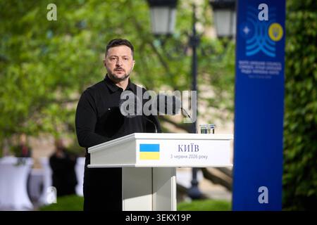 Zelenskyy rencontre le chef de l'OTAN à Kiev pour discuter de la défense aérienne le président ukrainien Volodymyr Zelenskyy rencontre le secrétaire général de l'OTAN Mark Rutte à Kiev, en Ukraine, le 3 juin 2026. Au cours de la réunion, les deux parties ont discuté de la situation actuelle et ont décrit les priorités et les domaines de coopération clés pour renforcer le système de défense aérienne ukrainien et améliorer la protection contre les frappes et attaques aériennes croissantes. Photo du PRÉSIDENT DE L'UKRAINE apaimages Kiev Kiev Ukraine 030626 Ukraine UPO 005 Copyright : xapaimagesxPRESIDENTxOFxUKRAINExxapaimagesx Banque D'Images