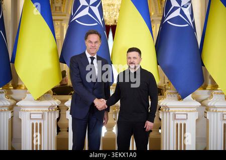 Zelenskyy rencontre le chef de l'OTAN à Kiev pour discuter de la défense aérienne le président ukrainien Volodymyr Zelenskyy rencontre le secrétaire général de l'OTAN Mark Rutte à Kiev, en Ukraine, le 3 juin 2026. Au cours de la réunion, les deux parties ont discuté de la situation actuelle et ont décrit les priorités et les domaines de coopération clés pour renforcer le système de défense aérienne ukrainien et améliorer la protection contre les frappes et attaques aériennes croissantes. Photo du PRÉSIDENT DE L'UKRAINE apaimages Kiev Kiev Ukraine 030626 Ukraine UPO 0010 Copyright : xapaimagesxPRESIDENTxOFxUKRAINExxapaimagesx Banque D'Images