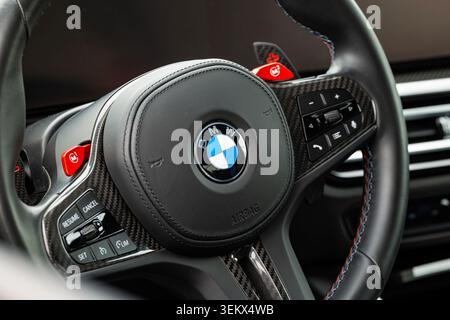 Lucerne, Suisse, 30 mai 2026. Gros plan capture l'emblème BMW bleu et blanc traditionnel sur le coussin de klaxon en cuir, entouré de fibre de carbone WE Banque D'Images