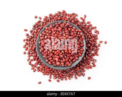 Haricots adzuki rouges isolés, pile de haricots aduki crus, graines de légumineuses Vigna angularis, petit azuki sec, grains de haricots mung rouges, ingrédients de desserts japonais sur w Banque D'Images