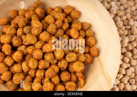 Gros plan sur les pois chiches rôtis, pile leblebi, chana frite épicée, petits pois croustillants macro à la menthe et aux épices, en-cas épicé oriental traditionnel au bois bo Banque D'Images