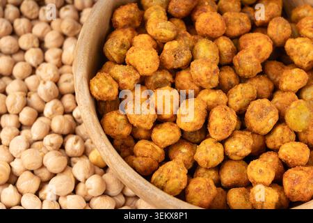 Gros plan sur les pois chiches rôtis, pile leblebi, chana frite épicée, petits pois croustillants macro à la menthe et aux épices, en-cas épicé oriental traditionnel au bois bo Banque D'Images