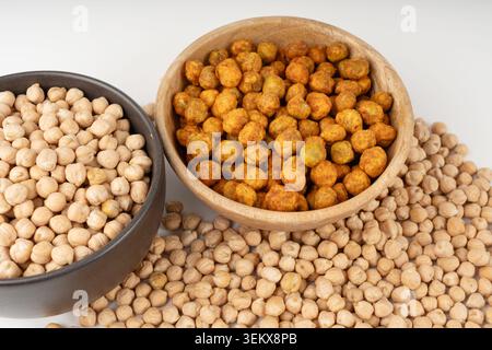 Gros plan sur les pois chiches rôtis, pile leblebi, chana frite épicée, petits pois croustillants macro à la menthe et aux épices, en-cas épicé oriental traditionnel au bois bo Banque D'Images
