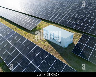 Vue aérienne de la centrale solaire avec stockage d'énergie. Banque D'Images