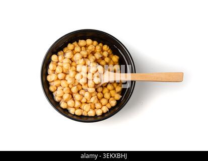 Pois chiches trempés dans un bol isolé, pois chiches dans l'eau, fruits mouillés gonflés Cicer arietinum, préparation crue de légumineuses à gramme de Bengale, modèle de haricots garbanzo, Banque D'Images