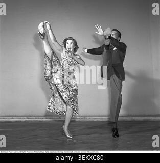 La danse Charleston. Une danse nommée d'après la ville portuaire de Charleston, Caroline du Sud et a été popularisée aux États-Unis par un air de 1923 appelé le Charleston. Le sommet pour le Charleston comme danse par le public était mi-1926 à 1927. Sonja Stjernquist et John Ivar Deckner dansant le Charleston 1950. Kristoffersson réf DV29 Banque D'Images