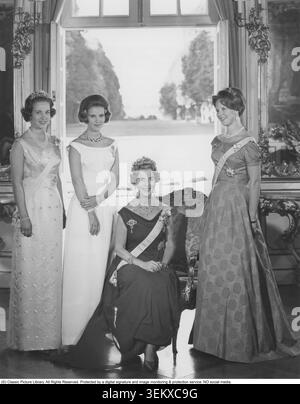 Margrethe II de Danemark, née le 16 avril 1940, a été reine régnante de Danemark de 1972 à 2024. Debout à droite, elle est photographiée avec sa mère, la reine Ingrid de Danemark, et ses sœurs - la princesse Benedikte à l'extrême gauche et la princesse Anne-Marie à côté d'elle. La photographie a été prise en 1964 au palais de Fredensborg. Banque D'Images