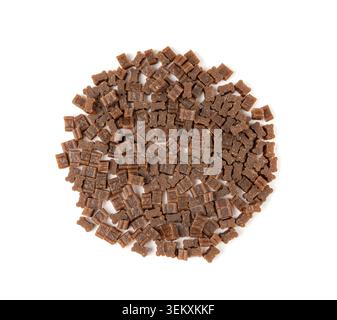 Mini nourriture en forme d'os pour animaux isolés, petits chiens croquants gâteries pile, croquettes sèches brunes aromatisées, nourriture canine sur fond blanc vue de dessus Banque D'Images