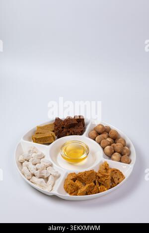 Vue de dessus plat de bonbons traditionnels d'Asie centrale et fromage kurt Banque D'Images