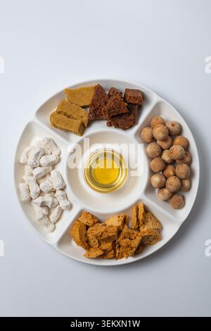 Vue de dessus plat de bonbons traditionnels d'Asie centrale et fromage kurt Banque D'Images