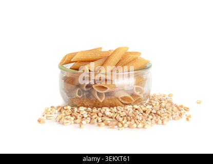 Pâtes brunes crues isolées, pile de Penne à grains entiers dans un bol, nouilles sèches à grains entiers, macaronis crus à l'épeautre, aliments sains en Italie, repas biologique, passé de blé entier Banque D'Images