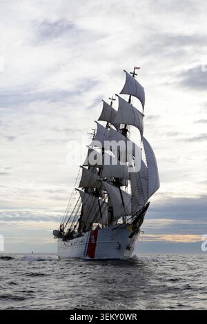 USCG barque Eagle au départ de la course de voiliers Sail Boston 2017 Banque D'Images