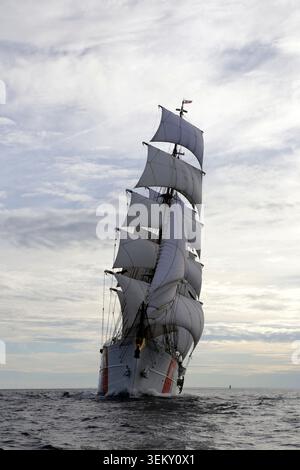 USCG barque Eagle au départ de la course de voiliers Sail Boston 2017 Banque D'Images