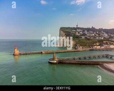 Vue en haut angle des deux phares à l'entrée du port de Fécamp en Normandie. Le canal s’ouvre vers la mer verte et le majestueux Cap Fagn Banque D'Images
