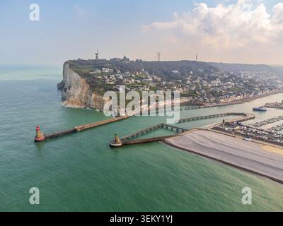 Vue en haut angle des deux phares à l'entrée du port de Fécamp en Normandie. Le canal s’ouvre vers la mer verte et le majestueux Cap Fagn Banque D'Images