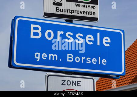 Borssele, pays-Bas. Vue rapprochée du panneau bleu du nom du village pour Borssele, qui fait partie de la municipalité de Borsele, avec surveillance du quartier et vitesse z Banque D'Images
