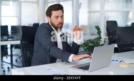 Homme d'affaires caucasien d'âge moyen motivé tapant clavier d'ordinateur portable dansant avec de la musique dans l'entreprise homme d'affaires mature professionnel masculin Banque D'Images