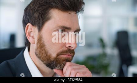 Gros plan portrait perplexe homme d'affaires mature caucasien pensant à la question du travail pensif employeur pensez à l'emploi tenant menton homme d'affaires d'âge moyen Banque D'Images