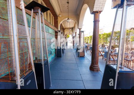 Venice Beach, Californie - 8 janvier 2026 : salle à manger extérieure à Venice Beach, Californie, avec des chauffages de patio pyramidaux, des tables de café et des t blancs Banque D'Images