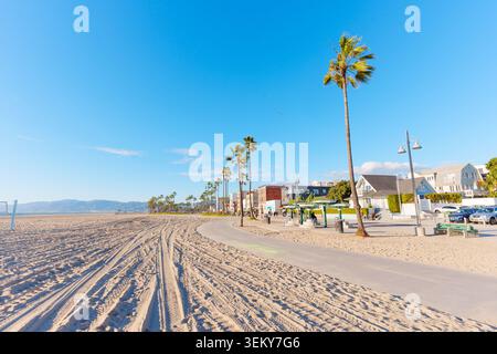 Venice Beach, Californie - 8 janvier 2026 : vue panoramique sur la promenade de Venice Beach en Californie avec de grands palmiers, plage de sable avec véhicule Banque D'Images