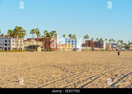 Venice Beach, Californie - 8 janvier 2026 : vue de jour sur les gratte-ciel de Venice Beach California depuis le sable avec des palmiers et des bâtiments colorés. Banque D'Images