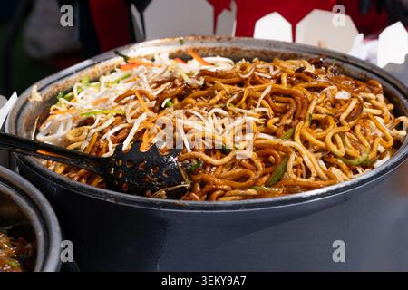Udon Street Food, nouilles frites chinoises au wok, pâtes asiatiques dans un grand pot, spaghettis coréens avec des légumes, Udon avec des légumes et des épices Banque D'Images