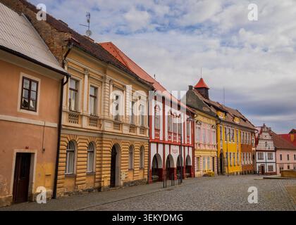 Rangée de maisons colorées historiques bordant une rue pavée dans une charmante ville européenne Banque D'Images