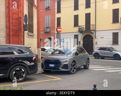 Cremona, Italie 9 mai 2026 Audi Q3 Chronos Grey garé sur une rue de la ville européenne à côté d'une Kia Sorento noire et argent Volkswagen T Roc, jour ensoleillé Banque D'Images