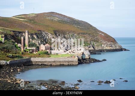 Vue panoramique sur les ruines victoriennes abandonnées et les cheminées de la briqueterie de Porth Wen sur la côte rocheuse d'Anglesey, au nord du pays de Galles Banque D'Images