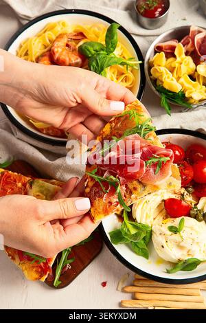 Variété de plats italiens sur un fond clair. Dîner familial italien. Vue de dessus. Banque D'Images