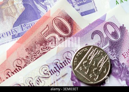 Espèces britanniques, billets et pièces en livres sterling Banque D'Images