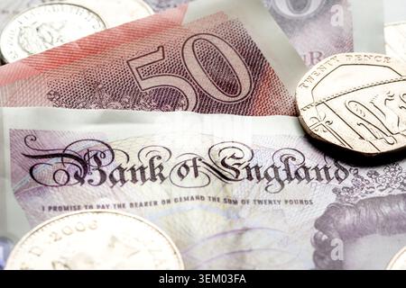 Espèces britanniques, billets et pièces en livres sterling Banque D'Images