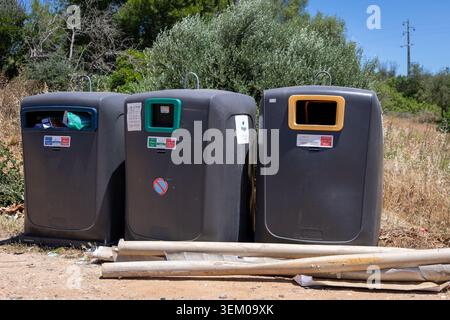 Lagoa Algarve Portugal, trois gris foncé, conteneurs de recyclage modernes avec des ouvertures de différentes couleurs sont placés à l'extérieur près de la végétation et d'un pouvoir L. Banque D'Images