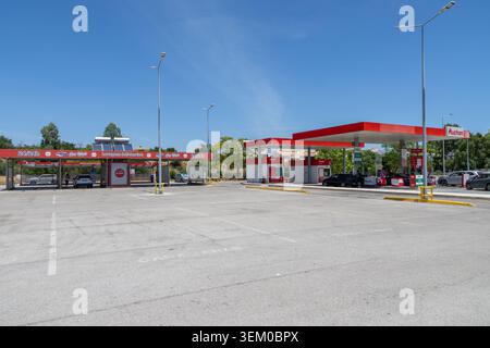 Lagoa Algarve Portugal Auchan, un parking vide devant une station-service moderne et un lave-auto en libre-service 24h/24 sous un ciel bleu clair Banque D'Images
