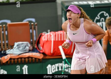 Paris, France. 04 juin 2026. Mirra Andreeva lors de son match contre Marta Kostyuk de l'Ukraine sur court Philippe Chatrier dans la demi-finale de la compétition de simple au tournoi de France Open de Tennis 2026 à Roland Garros le 4 juin 2026, à Paris, France. Photo de Franck Castel/ABACAPRESS.COM crédit : Abaca Press/Alamy Live News Banque D'Images