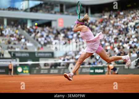 Paris, France. 04 juin 2026. Mirra Andreeva lors de son match contre Marta Kostyuk de l'Ukraine sur court Philippe Chatrier dans la demi-finale de la compétition de simple au tournoi de France Open de Tennis 2026 à Roland Garros le 4 juin 2026, à Paris, France. Photo de Franck Castel/ABACAPRESS.COM crédit : Abaca Press/Alamy Live News Banque D'Images