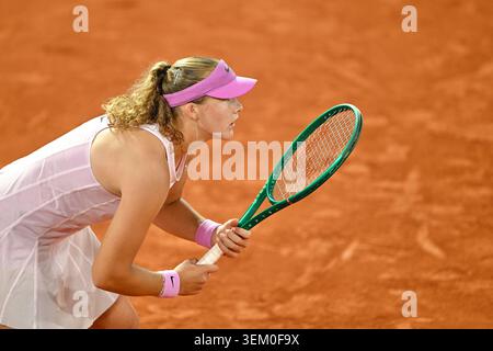 Paris, France. 04 juin 2026. Mirra Andreeva lors de son match contre Marta Kostyuk de l'Ukraine sur court Philippe Chatrier dans la demi-finale de la compétition de simple au tournoi de France Open de Tennis 2026 à Roland Garros le 4 juin 2026, à Paris, France. Photo de Franck Castel/ABACAPRESS.COM crédit : Abaca Press/Alamy Live News Banque D'Images