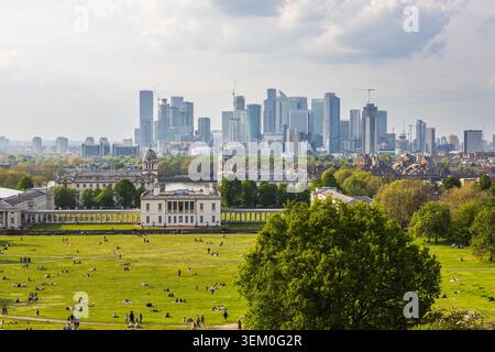 Horizon londonien avec Canary Wharf vue depuis Greenwich Park. Londres, Royaume-Uni, 14 mai 2023 Banque D'Images