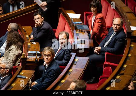 Paris, France. 03 juin 2026. Stéphane peu (C), président du groupe parlementaire gauche Démocrate et Républicaine, et des députés de la RDA, assistent à une séance de questions au gouvernement français à l'Assemblée nationale. Crédit : SOPA images Limited/Alamy Live News Banque D'Images