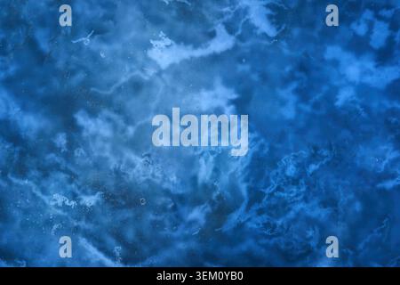 Surface texturée bleue ressemblant à un motif d'eau tourbillonnante ou de marbre dans une composition abstraite en gros plan avec gradients nuageux profondeur et impression de mouvement fluide adaptée à l'arrière-plan. Banque D'Images