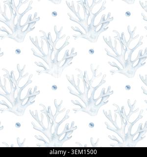 Motif aquarelle sans couture avec coraux bleus blancs et perles bleues. Design marin pastel monochrome délicat pour textiles, emballages, papiers peints Banque D'Images