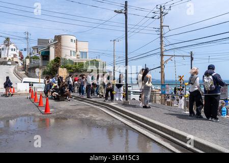 Kamakura, Japon - 27 avril 2026 : zone d'attente pour les touristes pour prendre des photos de la gare de Kamakura Koko Mae. Spot célèbre vu dans l'anime Slam Dunk. Banque D'Images