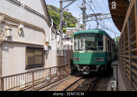 Kamakura, Japon - 27 avril 2026 : des rues étroites entourent le célèbre train - Enoden Enoshima Electric Railway Banque D'Images