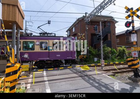 Kamakura, Japon - 27 avril 2026 : passage en train au niveau de la rue du célèbre train - Enoden Enoshima Electric Railway Banque D'Images