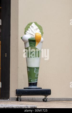 Présentoir en plastique de crème glacée à cône doux de thé matcha vert devant un magasin à Kyoto au Japon Banque D'Images