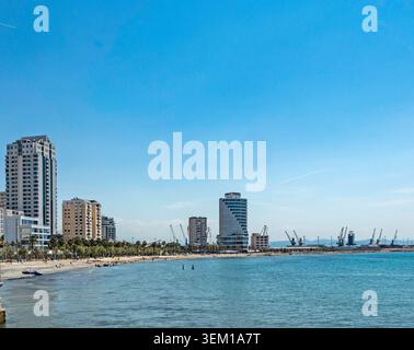 Gratte-ciel moderne et hôtels le long de la plage de sable et des eaux bleues de la côte de la mer Adriatique à Durrës, Albanie. Banque D'Images