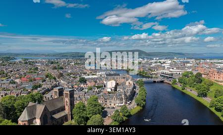 Inverness Écosse début d'été vue sur le centre-ville la rivière Ness et les ponts entre la cathédrale et le château Banque D'Images