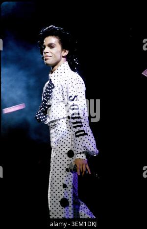 CHICAGO, ILLINOIS - 17 SEPTEMBRE 2016 : Prince se produit au Rosemont Horizon à Rosemont, Illinois, le 17 septembre 1988.© Gene Ambo Banque D'Images